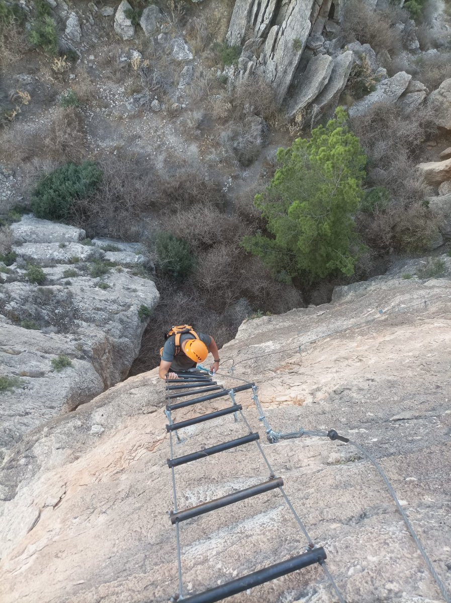 Asrm112Murcia's tweet photo. El 18, 20 y 22, de 18:30 en adelante estaremos en el aparcamiento de la ferrata del Cortao de las Peñas en Fortuna haciendo una campaña de sensibilización e información de materiales y técnicas de progresión en ferratas con seguridad. Ven, haz la ferrata y colabora con nosotros https://t.co/x29U92I1mD