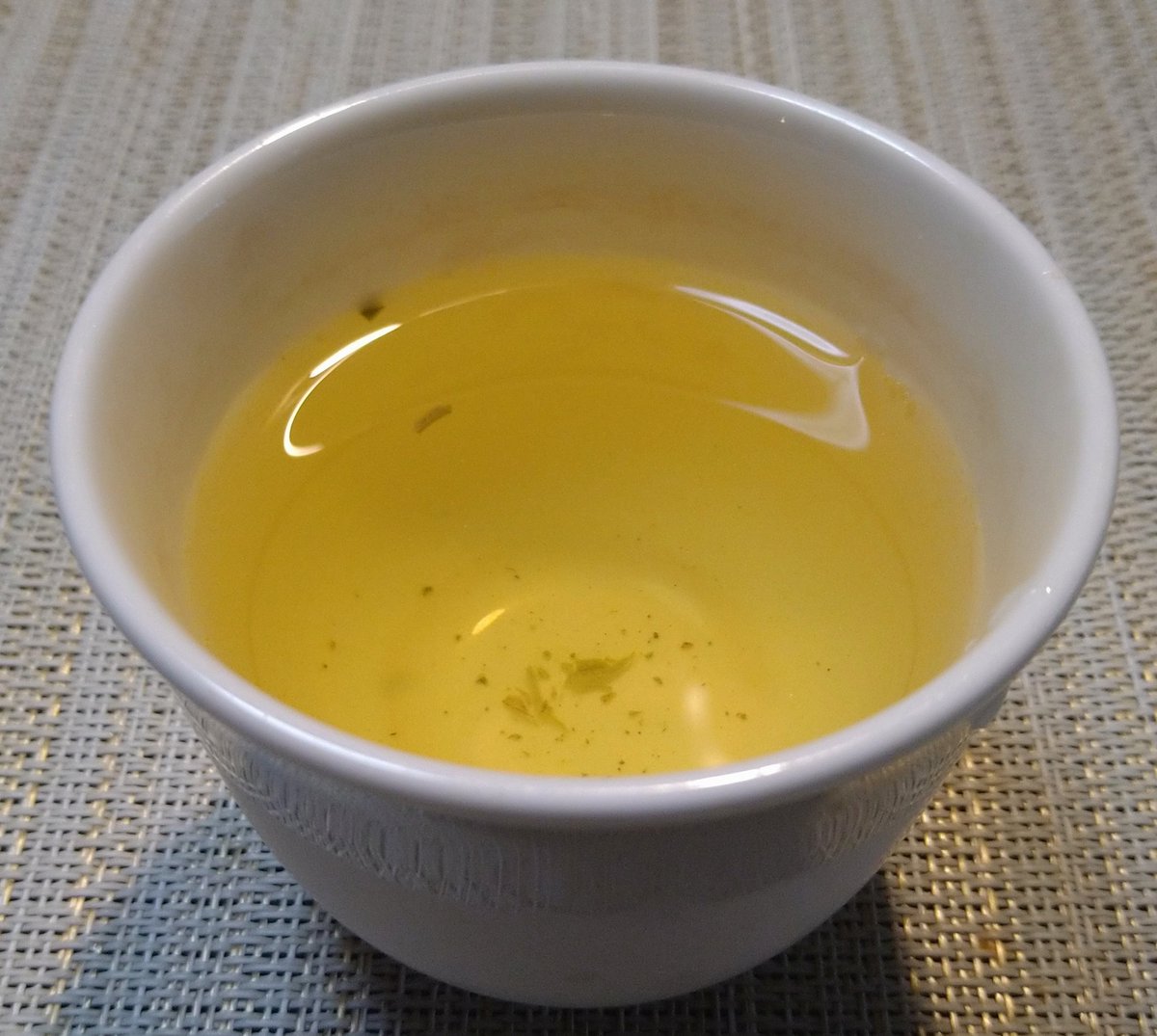 雲南省の緑茶、雲南蒸酶茶と貴州省の緑茶、都匀毛尖のブレンド。
ブレンド比率1:1、4g400ml、冷蔵8時間水出し。水出しにすると味の濃い方が強く出る。都匀毛尖の上に蒸酶茶が軽くのっている感じ