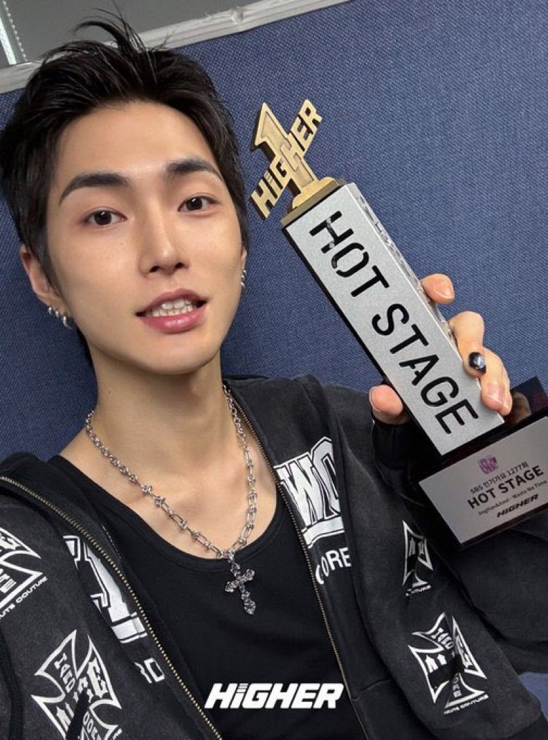 HSHFEEDS's tweet photo. hong seunghan with his well-deserved trophy! cheers to many more in the future  🥹🫳 https://t.co/UWMfK3CYeF