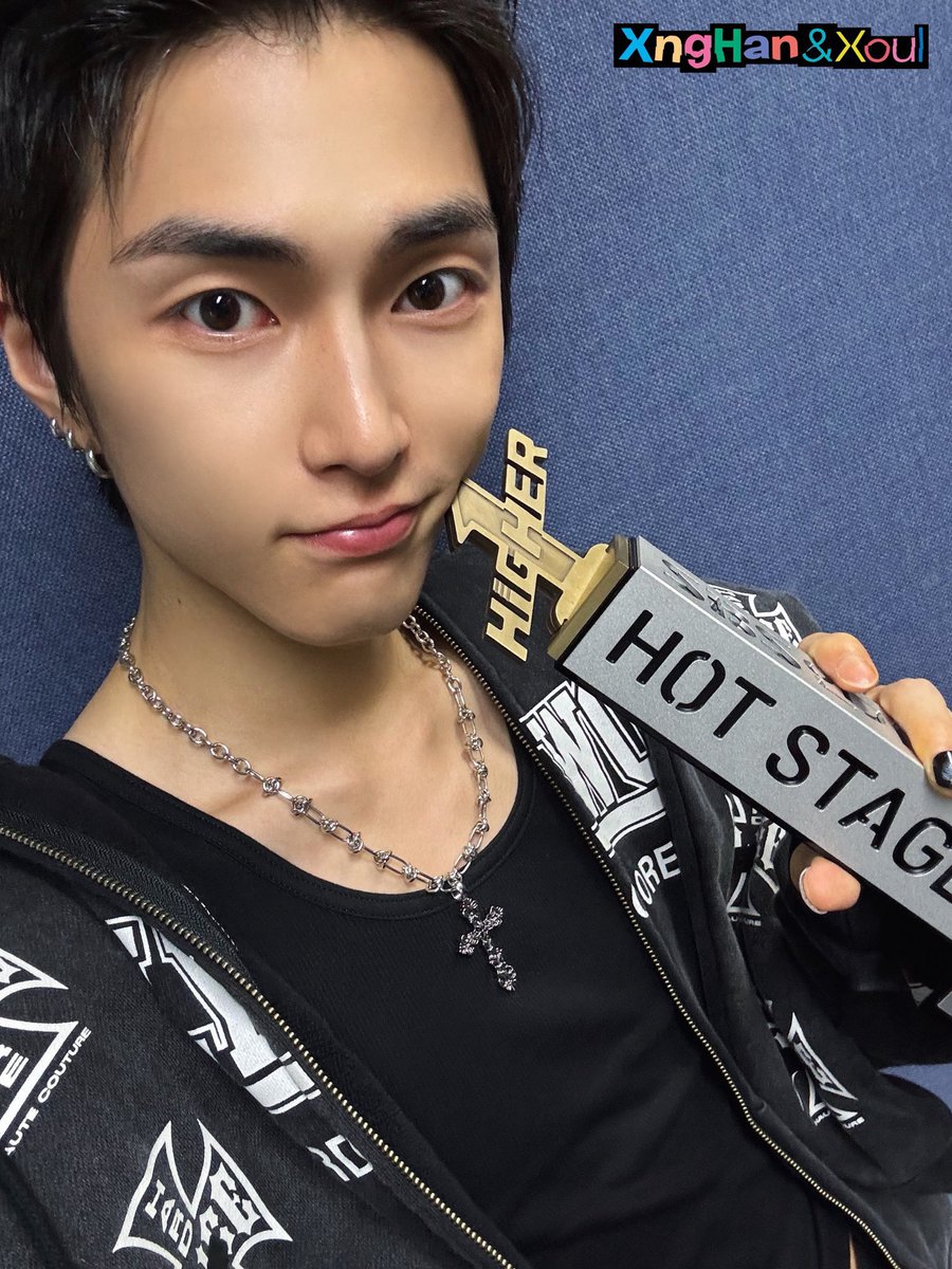HSHFEEDS's tweet photo. hong seunghan with his well-deserved trophy! cheers to many more in the future  🥹🫳 https://t.co/UWMfK3CYeF
