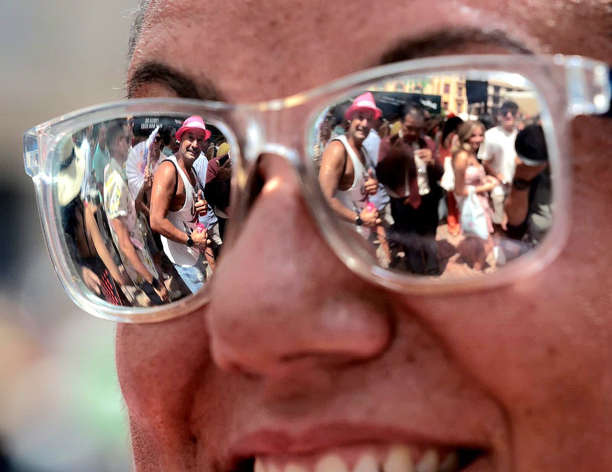 En el reflejo de estas gafas ,te muestro una de las caras de la Feria del Centro en Málaga,  pensé que era la manera mas estética de mostrarlo.
🔶️¿Qué muestra hoy el reflejo del Centro?
🔷️¿Evolución natural o pérdida de identidad?
#FeriaMLG #Malaga