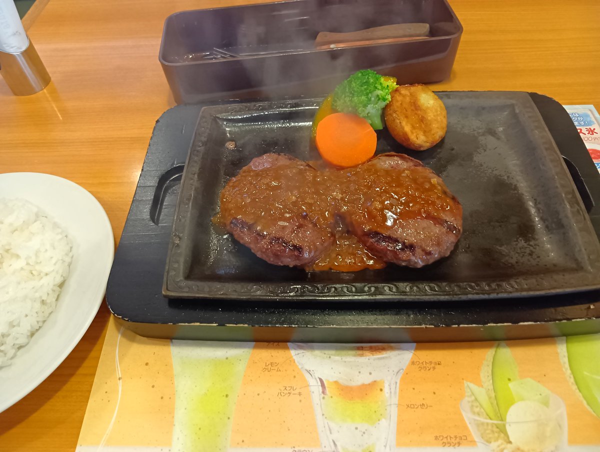 キャンプへ行ってきました。
早めの夕飯はここへ。よく焼きにしないと軟弱な私のおなかはさわやかではなくなります。