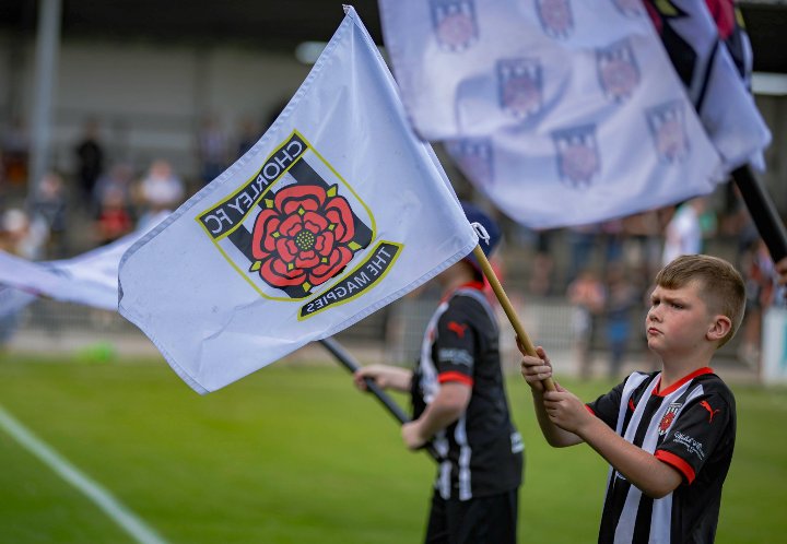 Rory flag waving at Chorley FC yesterday 🖤🤍

Thank you <a href="/dia_images/">David Airey</a> 📸