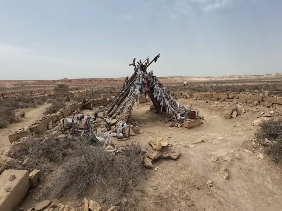 wepergee's tweet image. นี่คือการขอลูกที่หลอนที่สุดในโลก!! ต้องมานอนกลางสุสานทะเลทราย ซุ้มไม้เหมือนโครงกระดูก… รอบตัวคือหลุมศพกว่าร้อยหลุม! ถ้าขอรอบแรกไม่ได้ต้องมานอนข้างหลุมศพเรื่อยๆ จนกว่าจะสำเร็จ…

บอกตรงๆ แค่ผมยืนอยู่ตรงนั้น ก็ขนลุกแล้ว