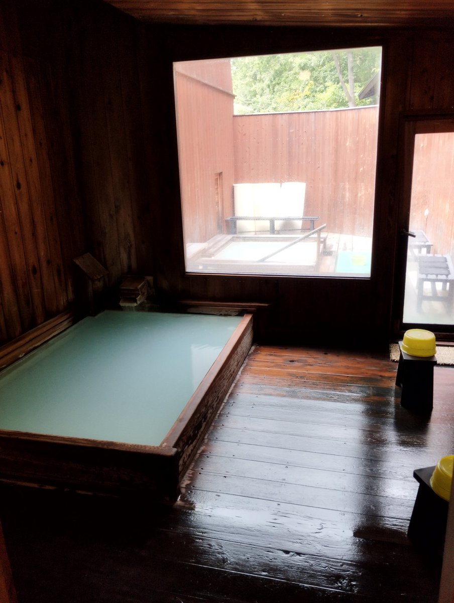 cantskitsuki's tweet photo. 標高1000m前後のアクセス良い避暑地は都心よりマシとは言え普通に暑くて全然避暑になってなかったものの、標高1500m前後のエリアになると流石にだいぶ涼しく朝晩は肌寒いくらい

北海道やダラットより近いし外国人含め人も少なく自然多めだから来年また避暑しに来るのアリ！と妻には大変好評でした https://t.co/oujVeSYMJP