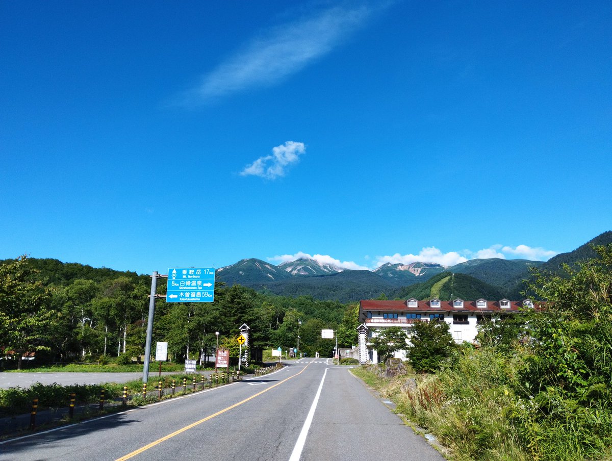 cantskitsuki's tweet photo. 標高1000m前後のアクセス良い避暑地は都心よりマシとは言え普通に暑くて全然避暑になってなかったものの、標高1500m前後のエリアになると流石にだいぶ涼しく朝晩は肌寒いくらい

北海道やダラットより近いし外国人含め人も少なく自然多めだから来年また避暑しに来るのアリ！と妻には大変好評でした https://t.co/oujVeSYMJP