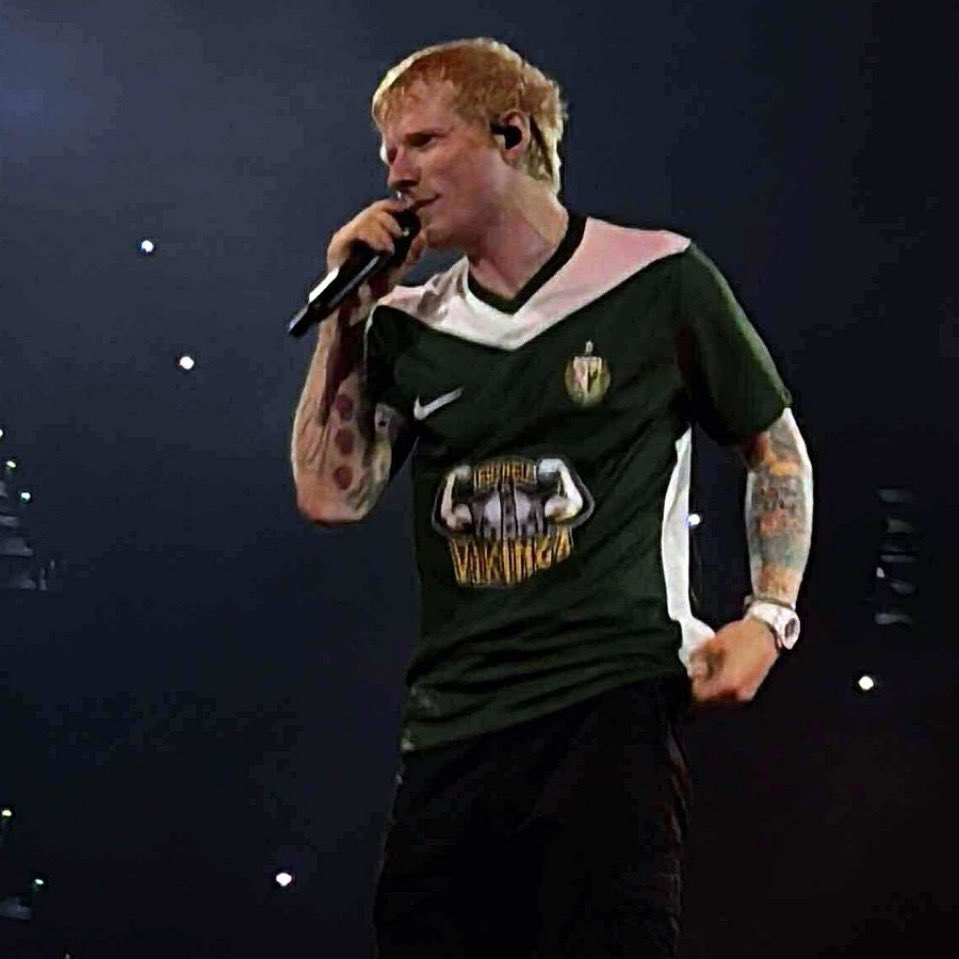 SkladFR's tweet photo. ✍️ Nouvelle signature à Wrocław ? 

Ed Sheeran est apparu avec un maillot du Śląsk, pendant son concert à Wrocław… l’homme providentiel pour la remontée en Ekstraklasa ? 

📸 @typowy_pe https://t.co/3SuHs6ndFN