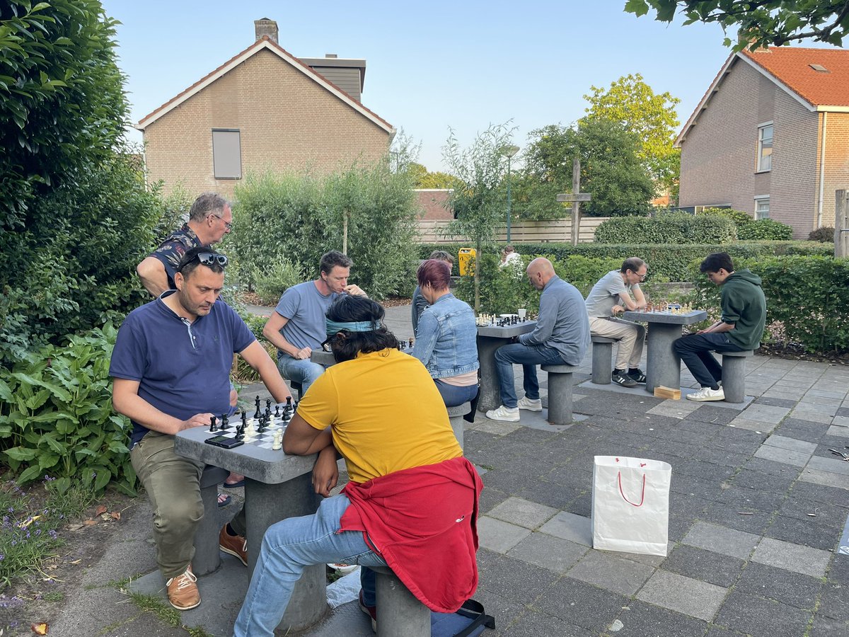 jmedinamolina's tweet photo. AGRADEZO TU RETUIT 🙏 

Cada plaza debería tener sus mesas de ajedrez♟️ #AjedrezUrbano 

Es algo que (¡con un buen plan!) se puede realizar en tu municipio 🫶

En Países Bajos, desde 2018, se han colocado mesas de ajedrez en 281 lugares, en más de 130 municipios 🚀 

Pásale este tuit a tu concejal, alcalde, u otro político local 😉

☀️ Jugar ajedrez al aire libre ayuda a retrasar el envejecimiento cerebral, por tanto el Alzheimer ✅ 

☀️ Jugar ajedrez en plazas y parques ayuda a combatir la #soledad ✅ 

☀️ Ajedrez Urbano estimula los #encuentros entre jóvenes y mayores ✅ 

☀️ ¡Vitamina D! ✅ 

☀️ Más paseos al parque y la plaza ✅ 

Si te encanta esta idea, haz un RT. 

¡GRACIAS!
