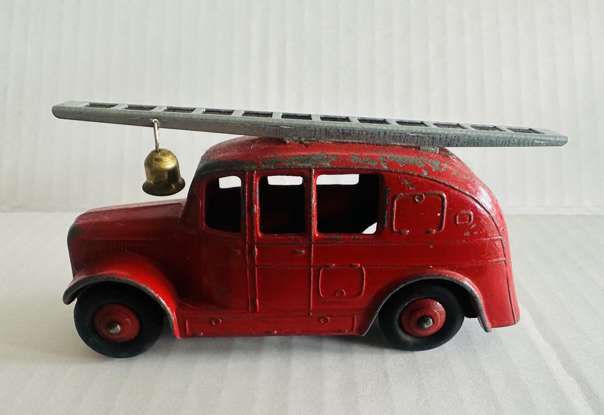 JosVanZon's tweet photo. I will post multiple pictures of my #DinkyToys collection every Sunday (starting December 1st 2024). These are cars that have been played with, so some are damaged.
Today this one from 1954 nr:250 #FireTruck #DinkyToy #DinkyEngland #Meccano #Liverpool #Collecting #ClassicCars 🚒 https://t.co/0kBs2jbrqP