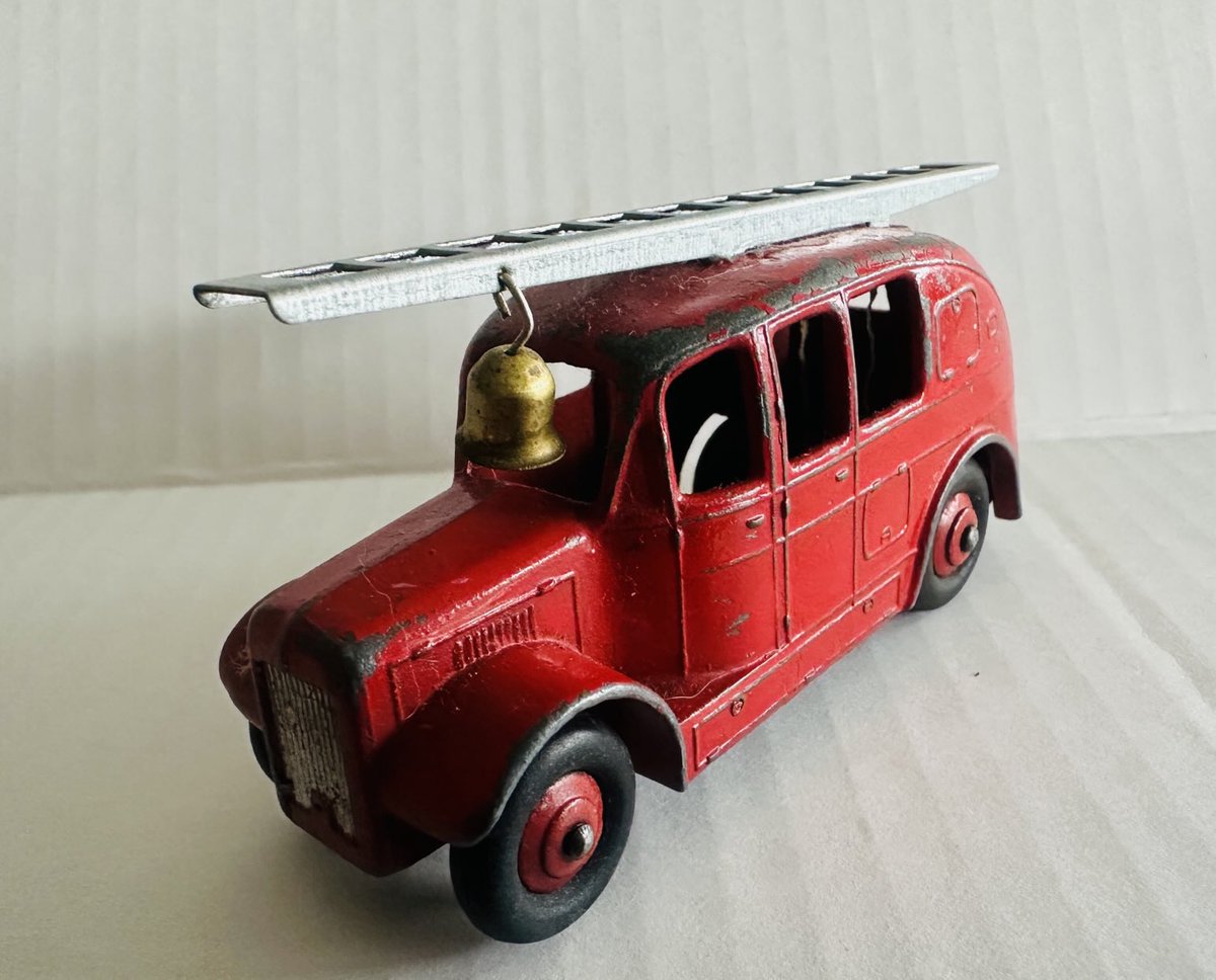 JosVanZon's tweet photo. I will post multiple pictures of my #DinkyToys collection every Sunday (starting December 1st 2024). These are cars that have been played with, so some are damaged.
Today this one from 1954 nr:250 #FireTruck #DinkyToy #DinkyEngland #Meccano #Liverpool #Collecting #ClassicCars 🚒 https://t.co/0kBs2jbrqP