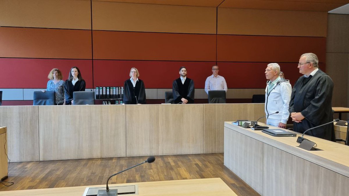 Haintz_MediaLaw's tweet photo. Haft statt Recht

Seit dieser Woche ist der Recklinghausener Arzt Heinrich Habig wieder in Haft. Ein Menetekel für unsere Demokratie!

Ein Beitrag von Rechtsanwalt und Steuerberater Chris Moser weiterlesen auf HAINTZmedia. Der Link zum Beitrag von @RAStBChrisMoser befindet sich im ersten Kommentar.