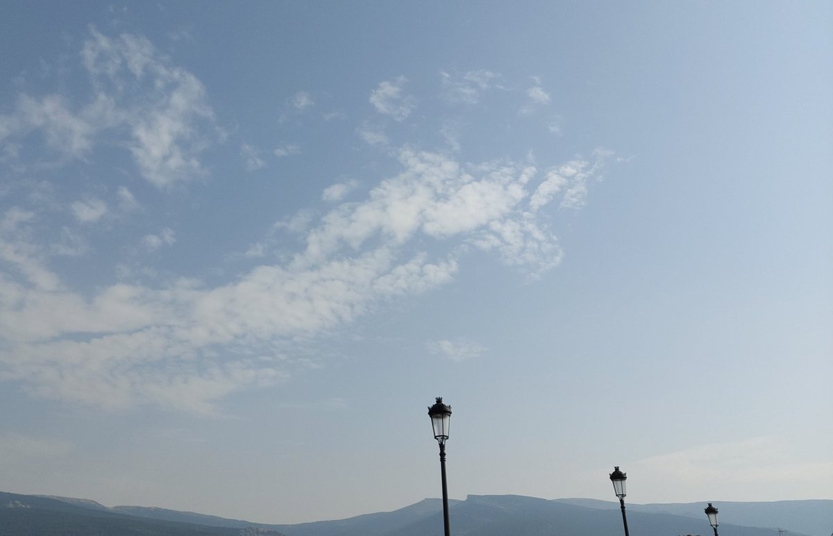 ¡Buenos días!
Mínima al final de 9.9°C, que para la iso tan elevada en altura, en torno a 26 a 850 hpa, es un lujo en plena ola de calor.
Hoy otro día asfixiante en toda Soria.
Ahora calima, y nubosidad alta/media.