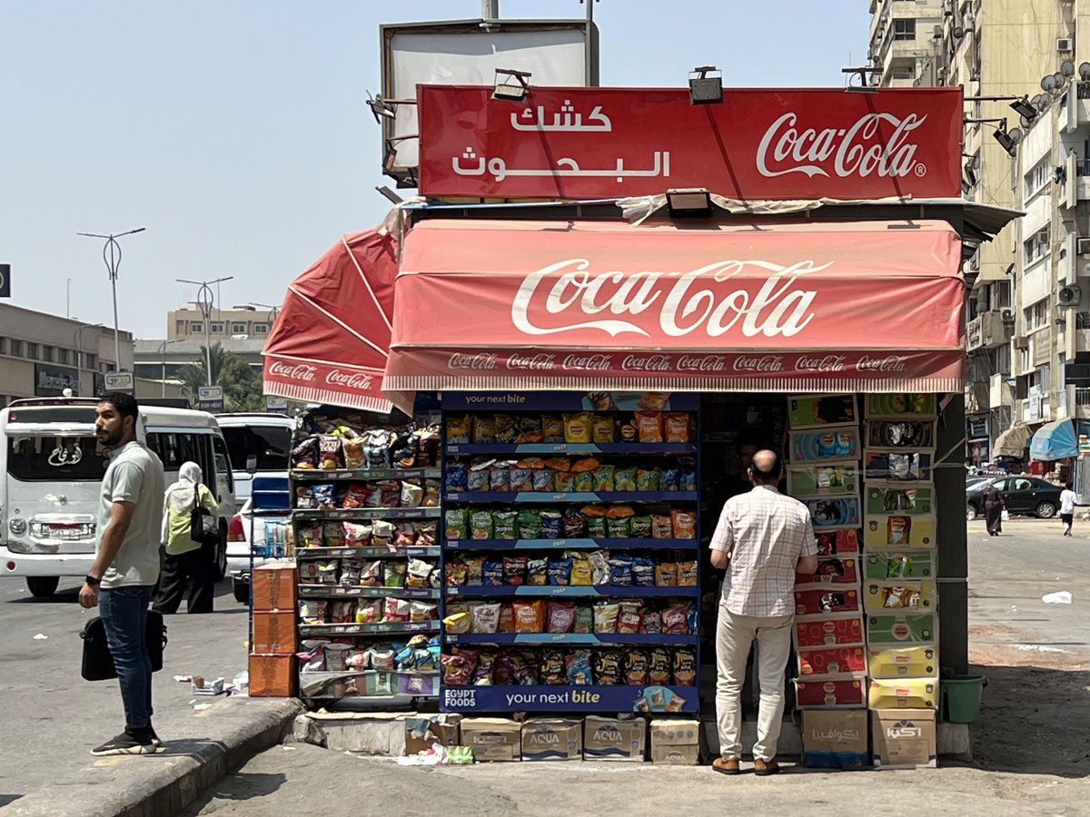 カイロの街角の風景

小腹がすいたときについ買ってしまうらしい😅　エジプト人のポッコリおなかを助長するポテトチップスとその仲間