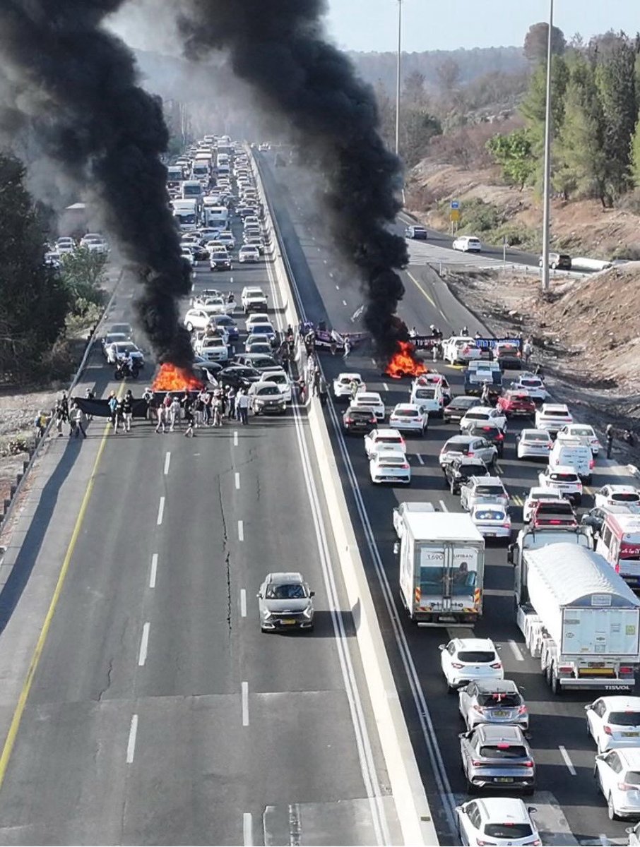 אין דבר שתאמר שיכול לעצור את שטף הדם
ובכל זאת אולי לעמוד ברמזור עם תוף המרים