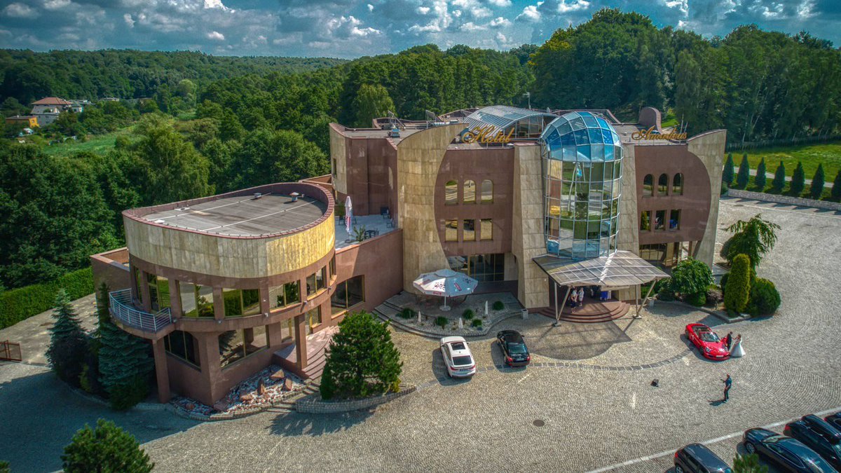 Zakład kamieniarski na swojej stronie na Facebooku poleca hotel 🏨 "Amadeus". Nie ma jednak informacji, że właściciel jest ten sam. 
Oferta: nagrobek plus stypa plus pizza z #KPO :-) i biznes się kręci.