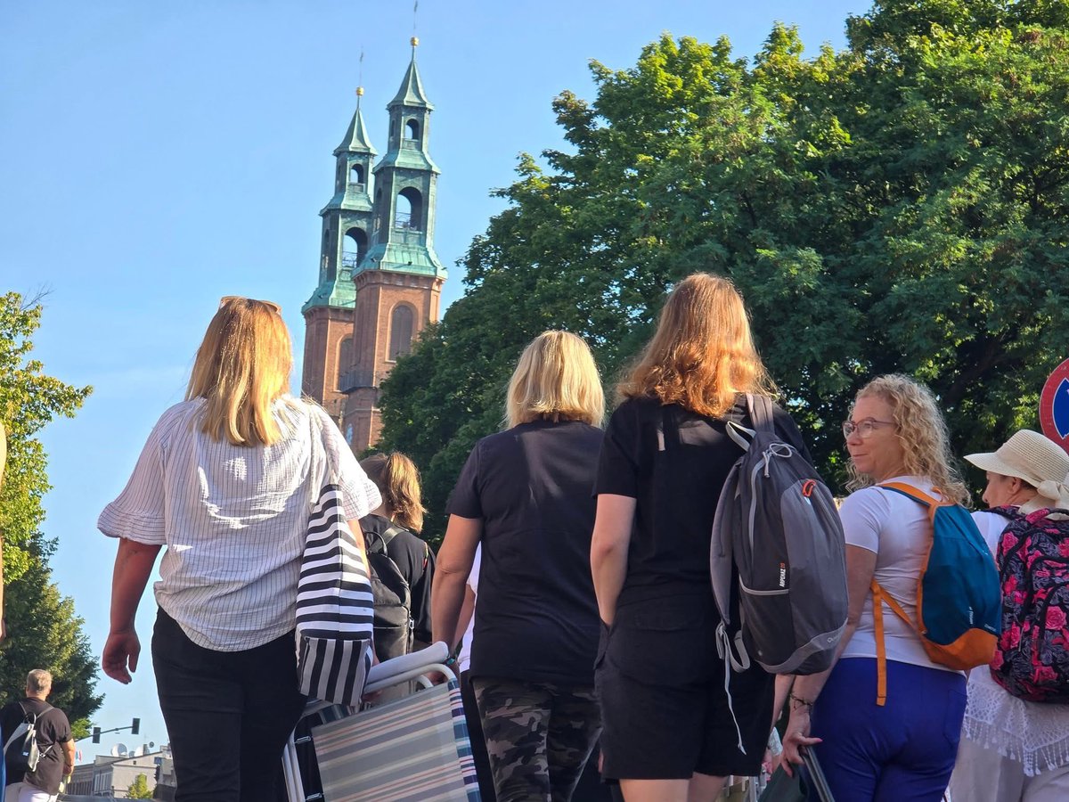 Policja Śląska 🇵🇱 (@policjaslaska) on Twitter photo Trwa coroczna pielgrzymka kobiet i dziewcząt do Sanktuarium Matki Boskiej Piekarskiej⛪️.
Nad bezpieczeństwem pielgrzymów czuwają jak zawsze policjanci 👮🏻♀️👮🏻♂️. <a href="/PolskaPolicja/">Polska Policja 🇵🇱</a> Trwa coroczna pielgrzymka kobiet i dziewcząt do Sanktuarium Matki Boskiej Piekarskiej⛪️.
Nad bezpieczeństwem pielgrzymów czuwają jak zawsze policjanci 👮🏻♀️👮🏻♂️. <a href="/PolskaPolicja/">Polska Policja 🇵🇱</a>