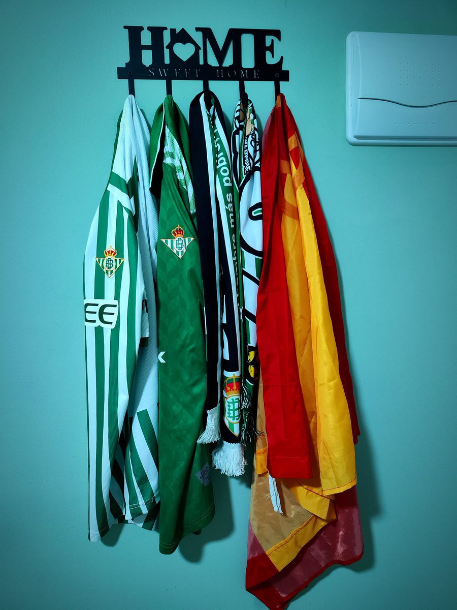 Juré y perjuré después de la final de Polonia con su correspondiente sofocón k que tardaría mucho en volver a viajar con el Betis.
17 de agosto, 1ª jornada de liga. Aquí estoy.
Maldito, bendito veneno.
