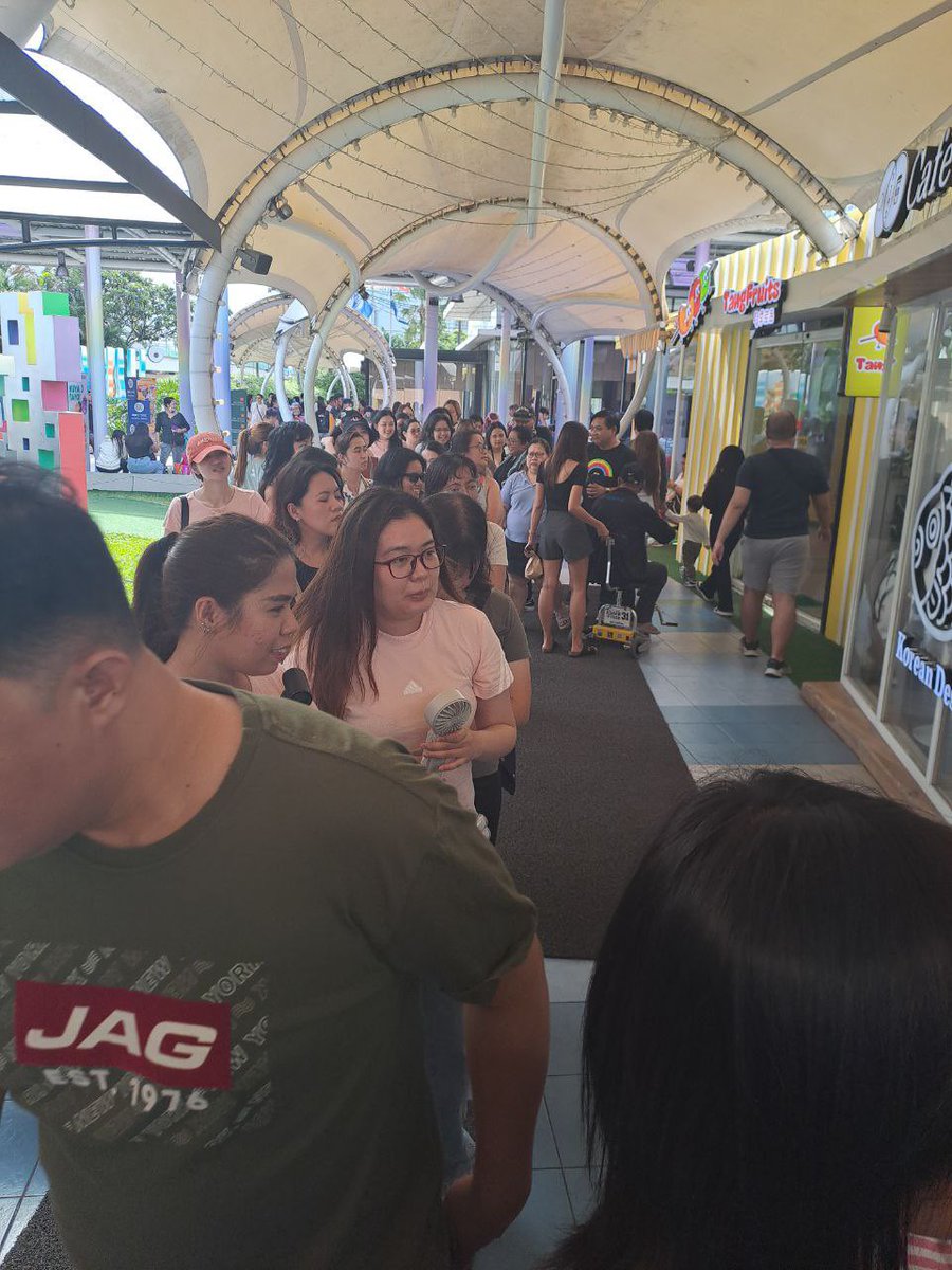 CafeJanggeum's tweet photo. Full house at today’s G-Dragon cupsleeve event in SM North!

#gdragon #smnorth #cafejanggeum #koreancafe #cupsleeveevent https://t.co/e71tV8mUx2