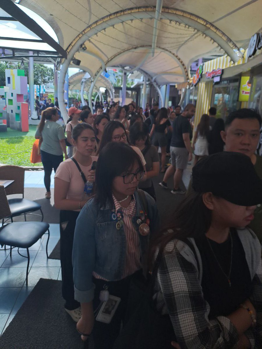 CafeJanggeum's tweet photo. Full house at today’s G-Dragon cupsleeve event in SM North!

#gdragon #smnorth #cafejanggeum #koreancafe #cupsleeveevent https://t.co/e71tV8mUx2