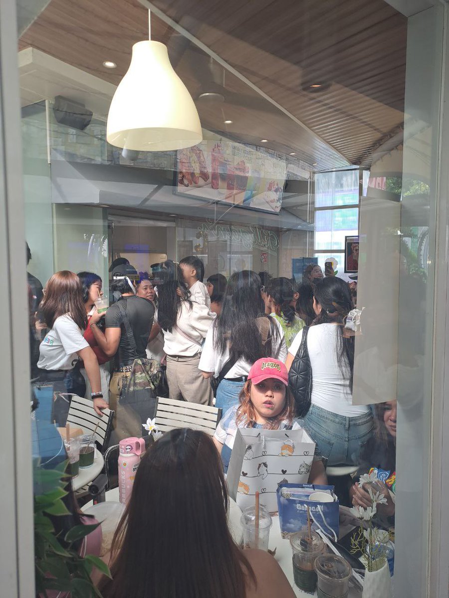 CafeJanggeum's tweet photo. Full house at today’s G-Dragon cupsleeve event in SM North!

#gdragon #smnorth #cafejanggeum #koreancafe #cupsleeveevent https://t.co/e71tV8mUx2