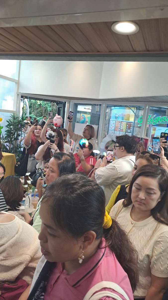 CafeJanggeum's tweet photo. Full house at today’s G-Dragon cupsleeve event in SM North!

#gdragon #smnorth #cafejanggeum #koreancafe #cupsleeveevent https://t.co/e71tV8mUx2