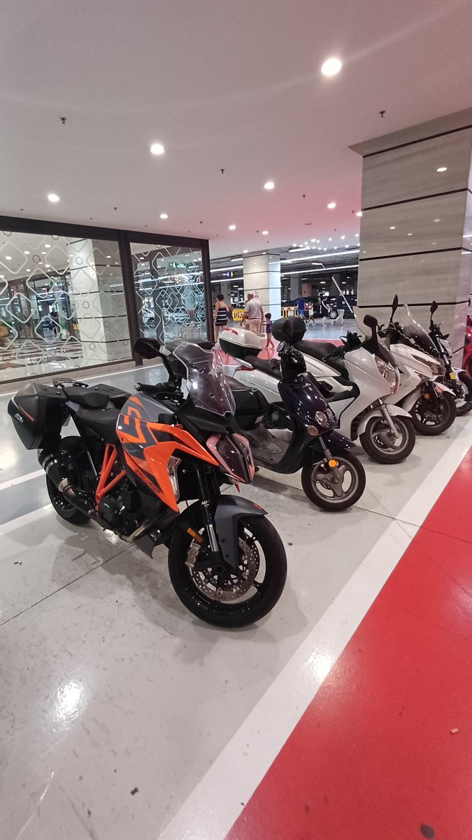 Estaba casi todo preparado, peeeeeero este verano los viajes más interesantes están siendo, como mucho, al centro comercial. Así son las cosas. Los planes a veces se ejecutan y a veces, se posponen. 

Ya iremos

Buenos dias