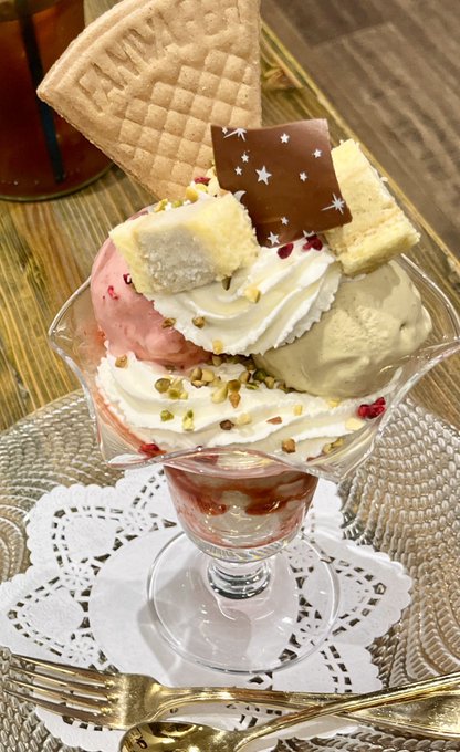 打ち上げまで少し時間があるので売り子氏とパフェ決めてる、いちごピスタチオうまし😋

そん代わり明日から数日甘いもの控えないとな 