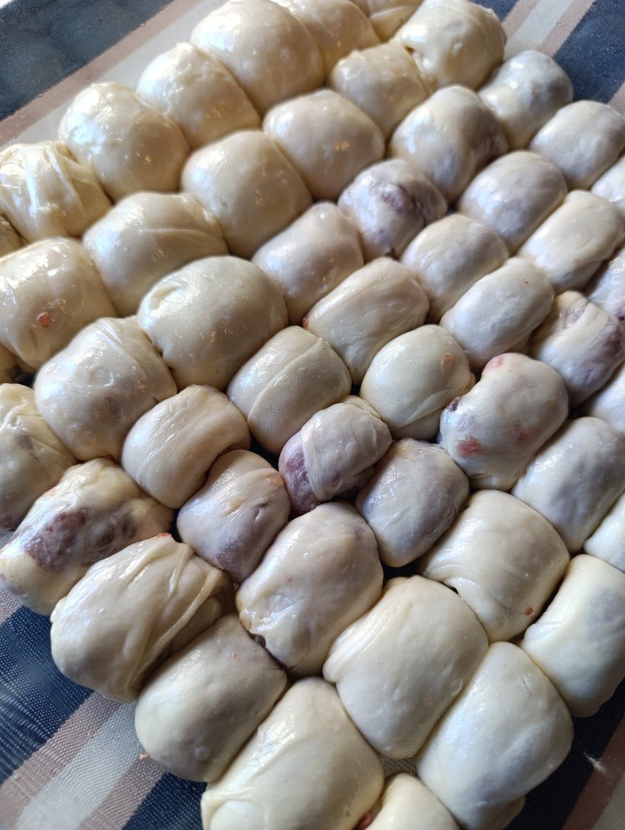 Hayal kırıklıklarını, pazar sabahı göçmen eşinden öğrendiği "Boşnak Mantısı" tarifini uygulayarak atmaya çalışan erkek gerginliği var üzerimde... Hamuru bir yoğurdum... Sen olsan, seni.... Neyse düzelicez işşallah... ☺️