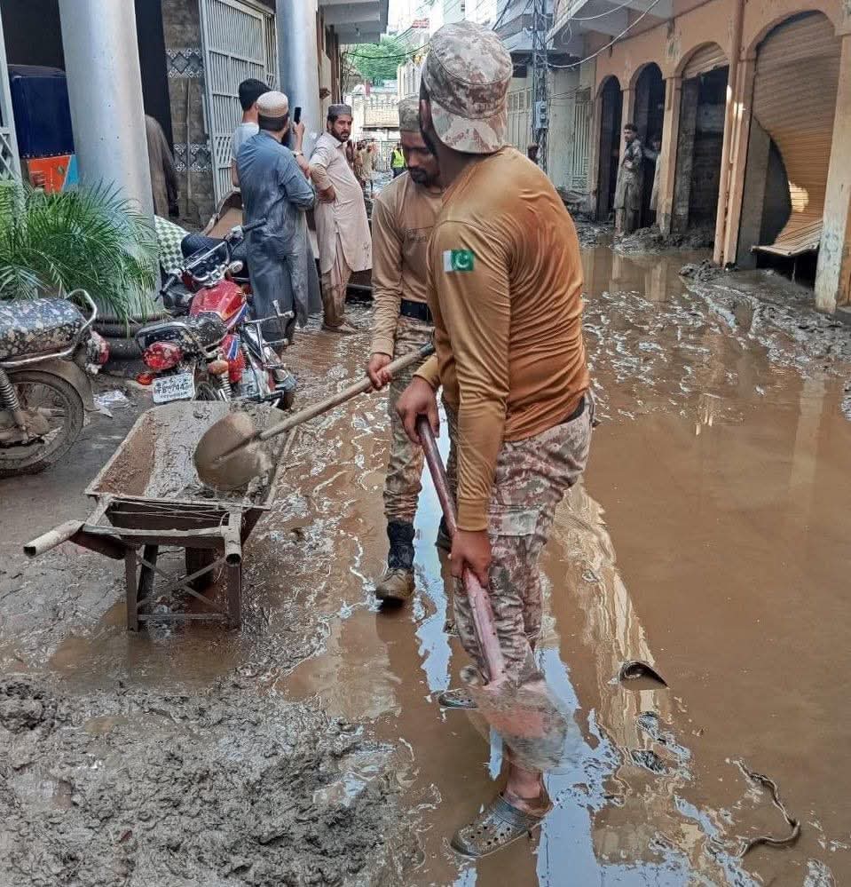 پنجابی فوج پشتونوں کے کھربوں روپے کے معدنیات وسائل چوری کرتے ہوئے ۔۔