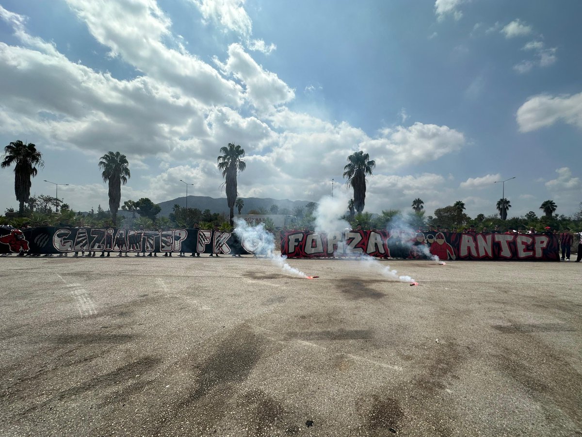 GELİYORUZ!😎

Gaziantep’imizin peşinden Konya yolundayız. Gaziantep Aşkıyla geliyoruz!

#ForzAntepGrubu