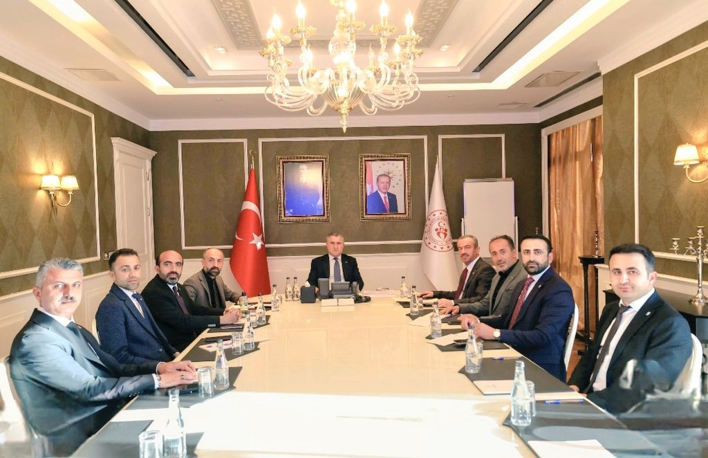 KayaZeydin's tweet photo. 📍Hakkari / Yüksekova

✅ 3000 Kişi Kapasiteli Modern Standyum!

5 Mayıs 2025 tarihinde Valimiz Sn. @alicelik_64 ile birlikte;
Yine 16.05.2024 tarihinde, İl Gençlik Kolları Başkanımız, İlçe Başkanlarımız, Belediye Başkanlarımız, teşkilatımızla birlikte,  Gençlik ve Spor Bakanımız Sn. Osman Aşkın BAK'a yaptığımız ziyaretler ve SPOR TOTO TEŞKİLAT BAŞKANLIĞI ile yapılan protokollerle süreci başlayan tesislerden;

🔹Yüksekova İlçemize 3000 kişi Kapasiteli modern stadyum proje çalışmaları hızla devam ediyor🏟️ 

📌 Nizami sentetik yüzeyli çim saha,
📌 Gece maçlarının oynanabileceği ışıklandırma sistemi,
📌 3000 kişi kapasiteli çelik tribün, 
📌 Modern antrenör odaları,
📌 Modern soyunma odaları, 
📌 6 kulvarlı tartan pist, 
📌 Puanlı atletizm branşlarının (Gülle, Disk, Uzun Atlama, 3 Adım Uzun Atlama) bir arada yapılabileceği modern bir tesis,

Genel Başkanımız, Cumhurbaşkanımız Sn. Recep Tayyip ERDOĞAN başta olmak üzere, Gençlik ve Spor Bakanımız Sn. Osman Aşkın BAK, Valimiz Sn. Ali ÇELİK ve emeği geçen herkese şükranlarımı sunarım.

Yüksekova İlçemize hayırlı olmasını temenni ediyorum.

@RTErdogan
@Akparti
@OA_BAK 
@abuyukgumus 
@MustafaAlkayis 
@byildiz63
@gencliksporbak