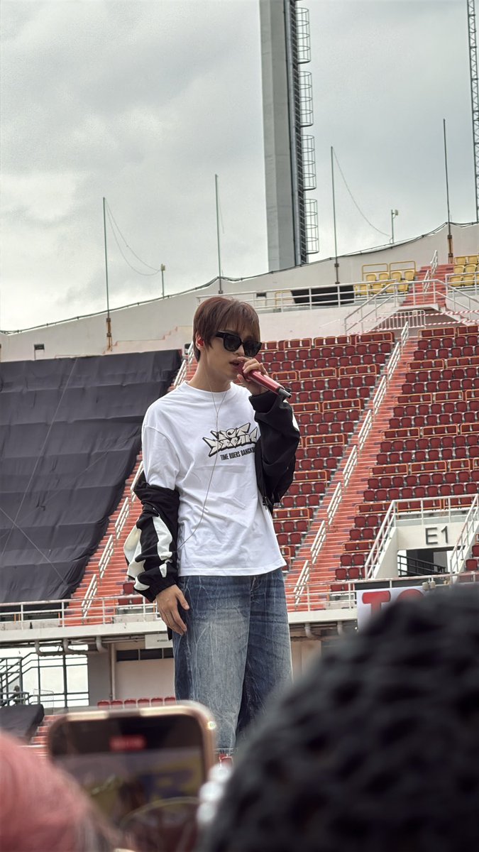 haechan is just singing, but he looks attractive…