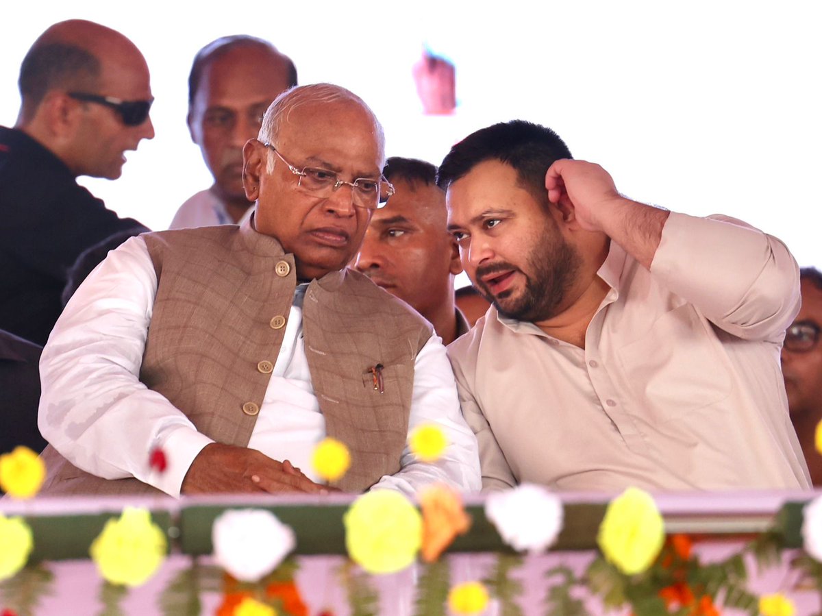 कुर्सी की पेटी बांध लीजिए मौसम बदलने वाला है। 

📍बिहार 

#VoterAdhikarYatra #RahulGandhi