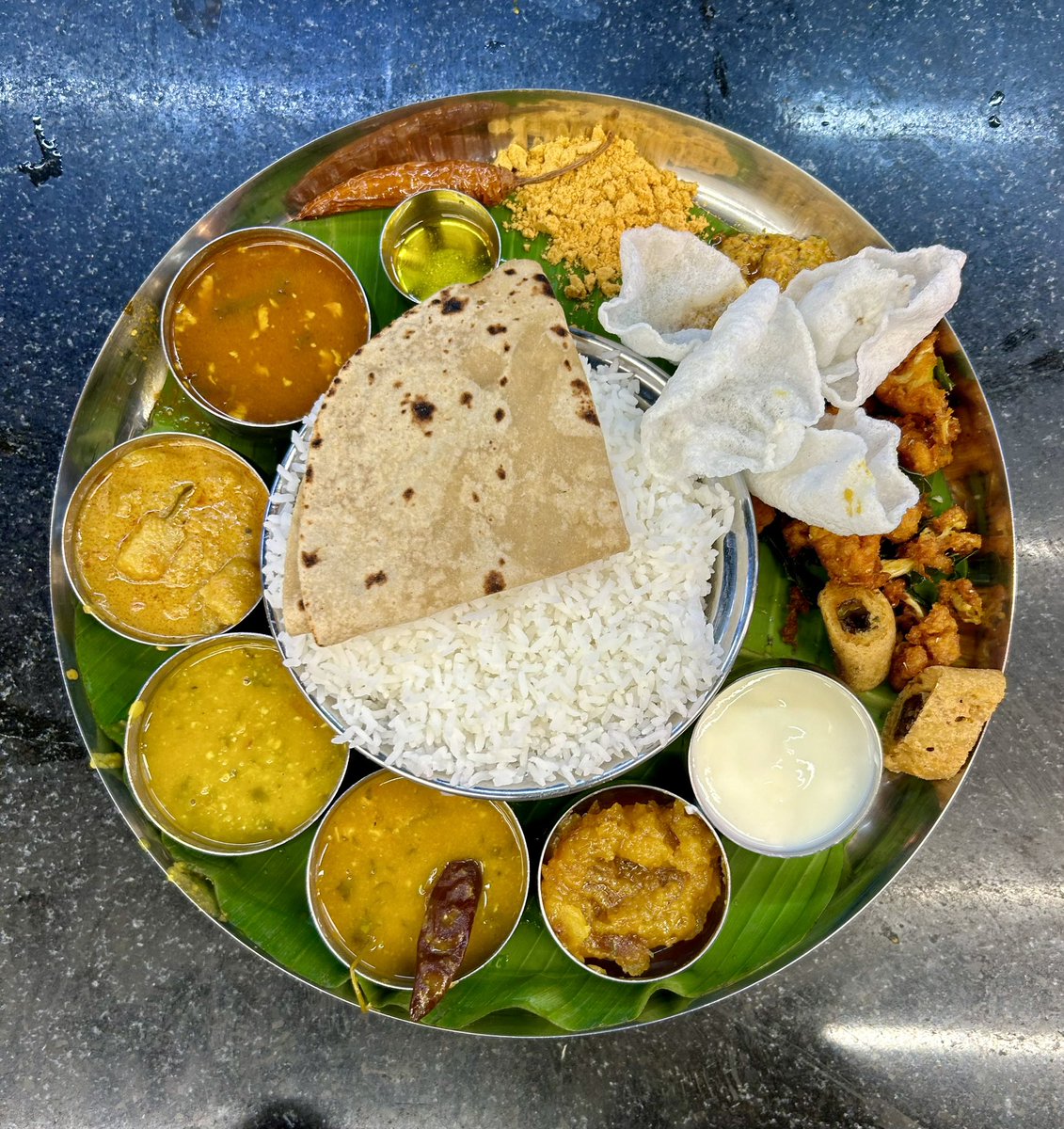 Aaj ka Lunch - Andhra meals 😋
Aa jao doston 🙌