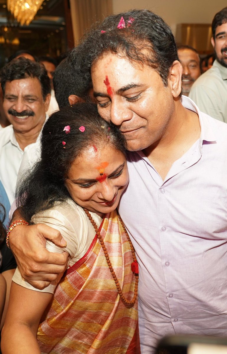 Internal issues undochu ..sooner or later fix aithadhi but... Pregnant unna time lo kuda akka Agitation lo participate chesindhi...KCR daughter ane Jail ki poyindhi..she took it for BRS... Compromise kaale..!!
ee Family vidipodam nak ishtamle 🙂 
Will defend her and everyone 🙂