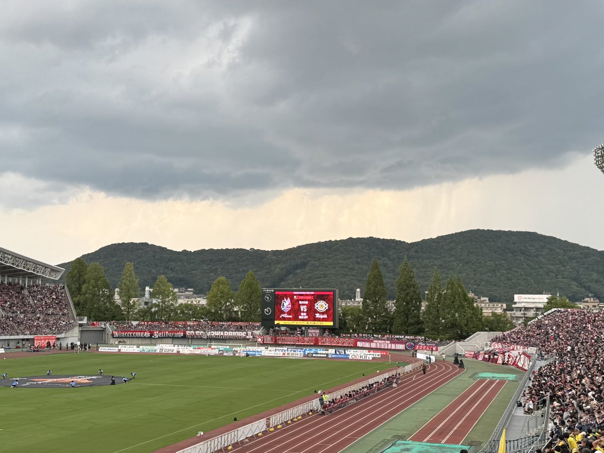 reysorukat's tweet photo. 遠くでめっちゃ降ってる
こっちに来るか？
コルリさん「雨対策を」って https://t.co/6m3Vo9rsaL