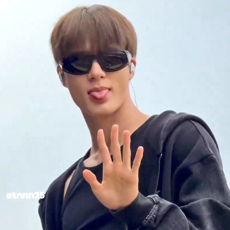 jungshasa's tweet image. day 1                                                      day 2