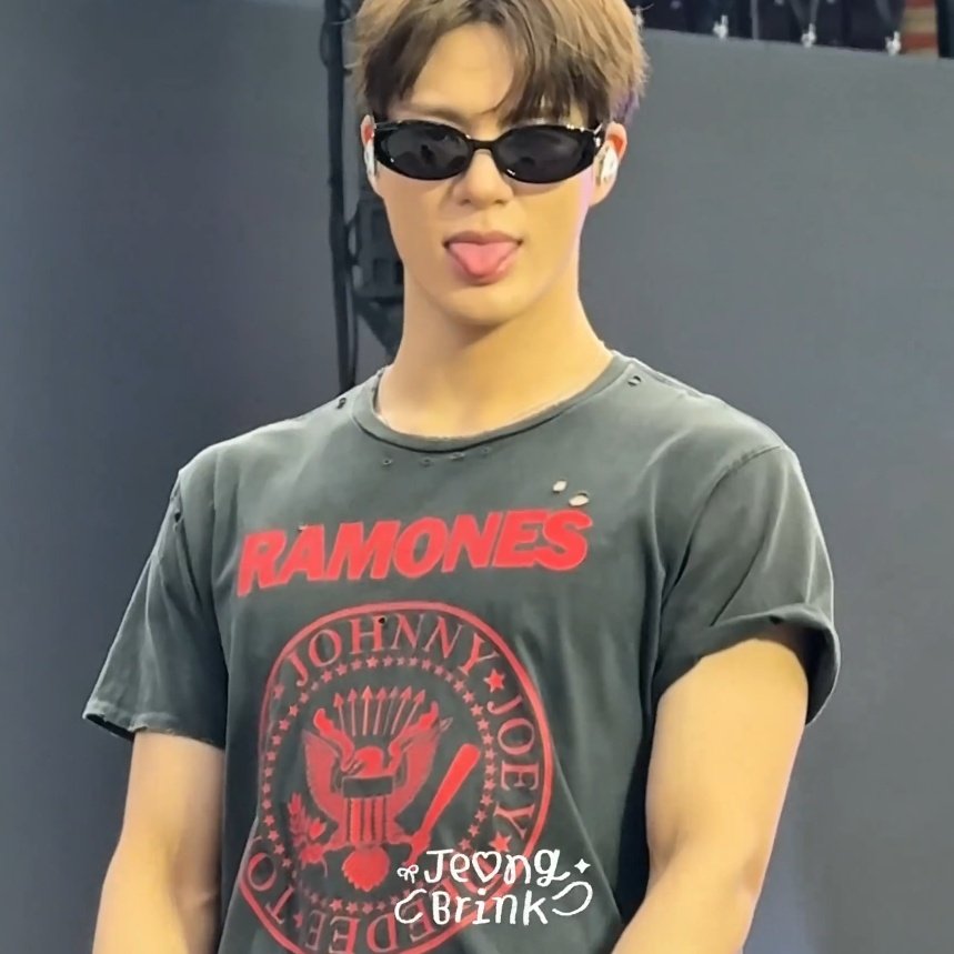 jungshasa's tweet image. day 1                                                      day 2