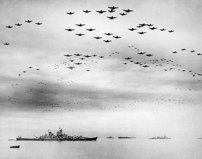 ustonymc's tweet photo. Japan
Tokyo Bay
Sept 2 1945

A huge formation of American aircraft fly over the Surrender ceremony ending WWII.

A little remembered fact:
Admiral Spruance was not in attendance. Admiral Halsey left him and his battlegroup outside the harbor because Halsey wanted "someone who knew what to do if they tried something."