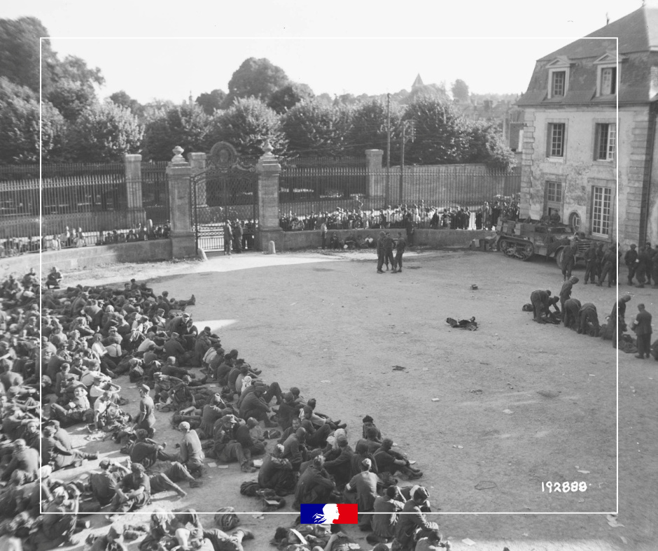 Prefet61's tweet photo. #81e 🕊 Chaque année dans l’Orne, le mois d’août est l’occasion pour les autorités préfectorales, les élus du département et les associations patriotiques de rendre hommage aux combattants de la liberté ayant œuvré à la Libération de l'Orne en 1944.
📅 Ce dimanche 17 août, Sées célébrera sa Libération par les troupes américaines et françaises.
Un peu d’histoire :
➡ Le 12 août 1944, la 5ième division blindée américaine entre dans Sées vers 10 heures du matin sans rencontrer de résistance, les Allemands n’ayant pas eu le temps de défendre la ville.
➡ Une heure après la libération de Sées, des soldats français de la 2e division blindée aux ordres du général Leclerc traversent la ville.
➡ Les résistants de Sées jouent un rôle actif en guidant les alliés dans la ville et ses environs.
💡 Après la reddition des troupes allemandes de la poche de Falaise-Chambois le 21 août, la cour du palais épiscopal de Sées est utilisée par les Alliés pour prendre en charge les milliers de prisonniers allemands.
Crédits photos: Archives départementales de l'Orne