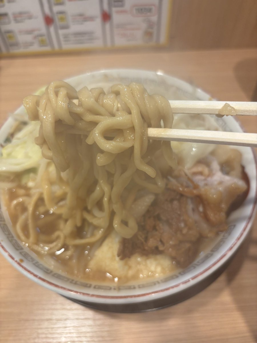 engunkansya's tweet photo. つくづくウメーΨ( 'ч' ☆)。小ラーメン・ニンニクマシマシ・野菜（増し）・アブラ（増し）が個人的適量かな…？#豚山 https://t.co/6bYO8REUzj