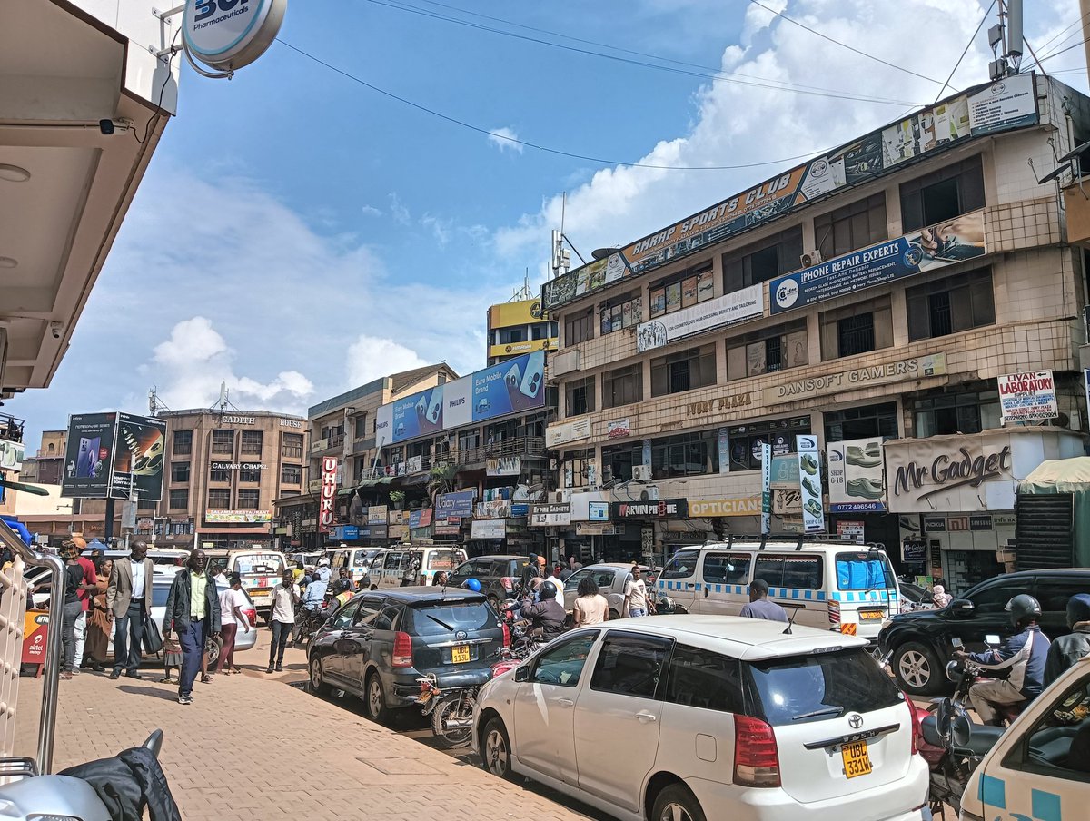 exitworker's tweet image. カンパラの街はカオスで坂道だらけで歩きづらい。しかも排ガスで喉が痛くなるので早々に街歩きを断念。いい感じのカフェに入ってビール頼んだらキンキンに冷えたグラスが出てきて疲れが吹っ飛んだ。山あり谷ありのアフリカ旅。#アフリカ縦断　#ウガンダ