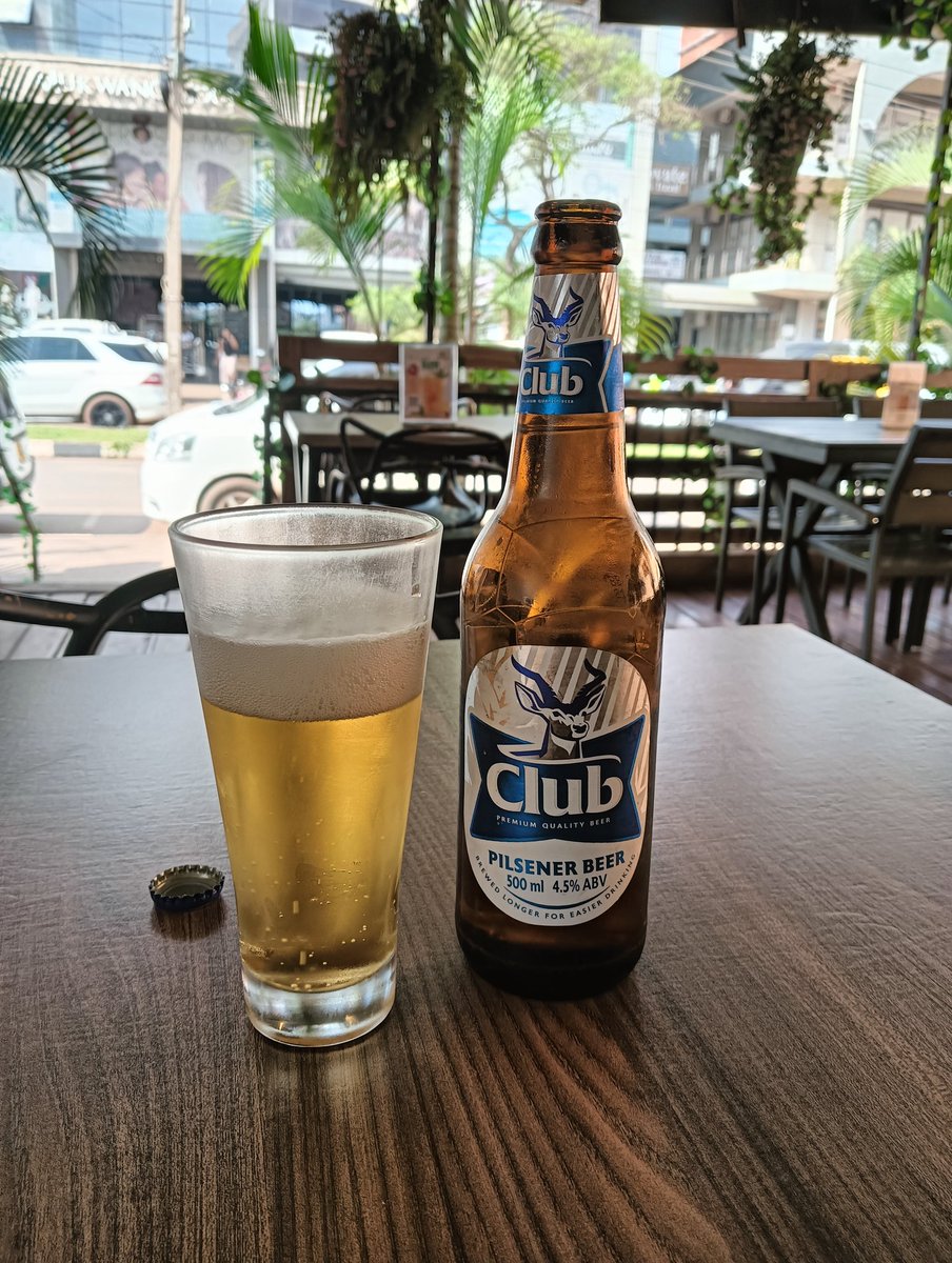 exitworker's tweet image. カンパラの街はカオスで坂道だらけで歩きづらい。しかも排ガスで喉が痛くなるので早々に街歩きを断念。いい感じのカフェに入ってビール頼んだらキンキンに冷えたグラスが出てきて疲れが吹っ飛んだ。山あり谷ありのアフリカ旅。#アフリカ縦断　#ウガンダ