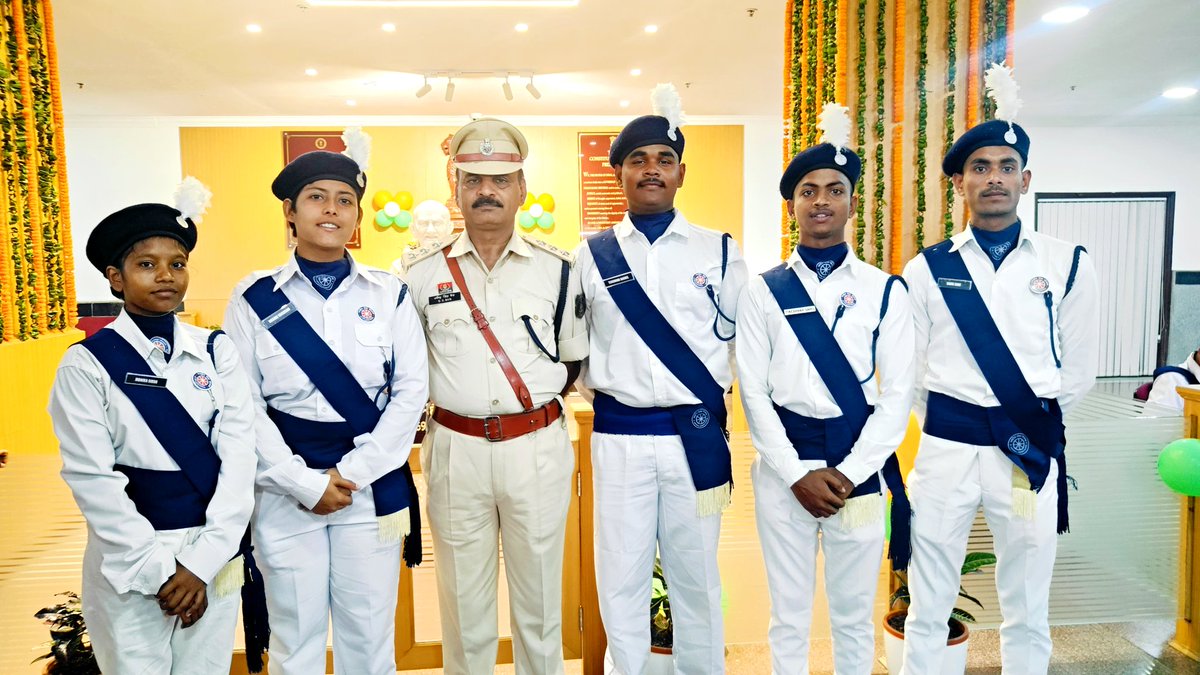 TikeshvarSahu2's tweet photo. "Proud moment! As an NSS Volunteer of @nssabvuCG, I too participated in the parade and joined fellow volunteers in giving salute to Hon’ble Chief Justice Shri Ramesh Sinha Ji at High Court, Bilaspur, Chhattisgarh https://t.co/kkJHCm1v9P