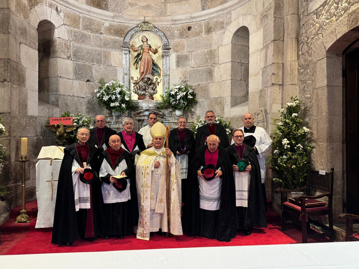 Tres nuevos canónigos se incorporan a la Real e Insigne Colegiata de Santa María del Campo en A Coruña
archicompostela.org/tres-nuevos-ca…