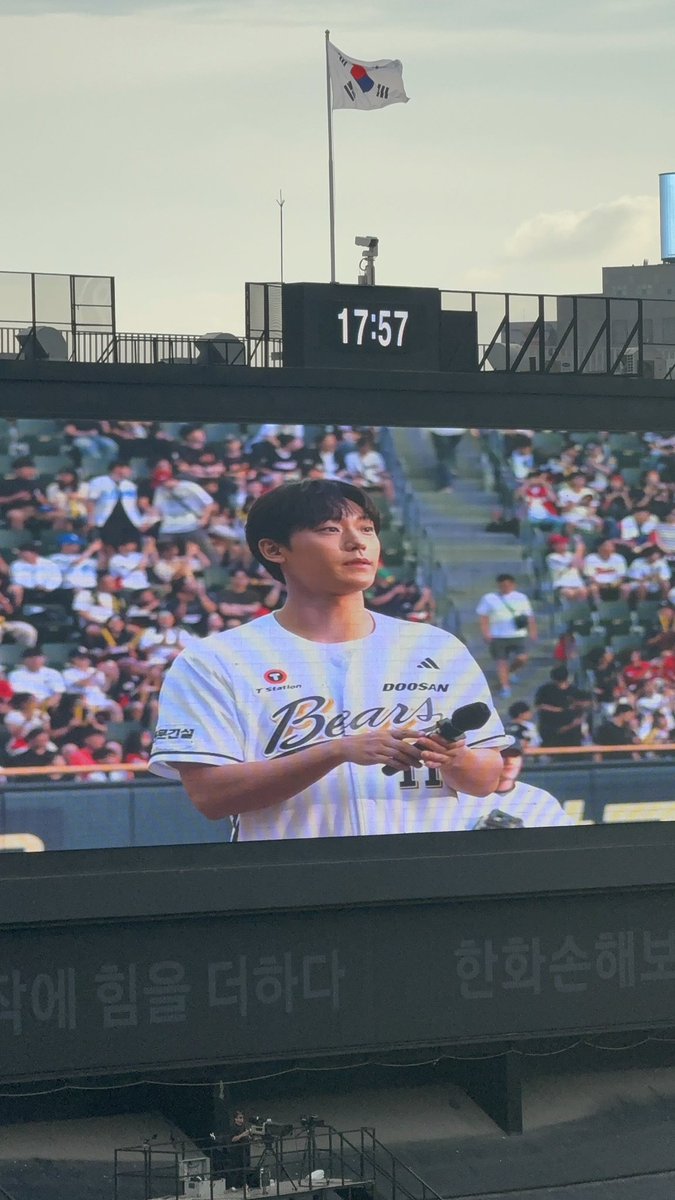 PPPK60's tweet photo. 저 오늘 기아 야구 말고 이도현 보러 온 겁니다 https://t.co/YRJu0g4gTW