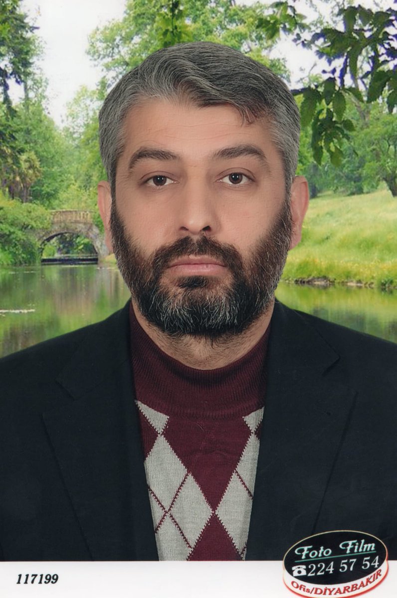 Ömrünü sessizce ama kararlılıkla İslâm davasına adayan, gayretini gösterişten uzak tutan bir gönül eri… İsminin önünde unvan aramadı, sözden çok ameliyle iz bıraktı. Varlığıyla hizmet eden, yokluğunda dua bırakan bir dava adamıydı

Zaman seni unutturamayacak