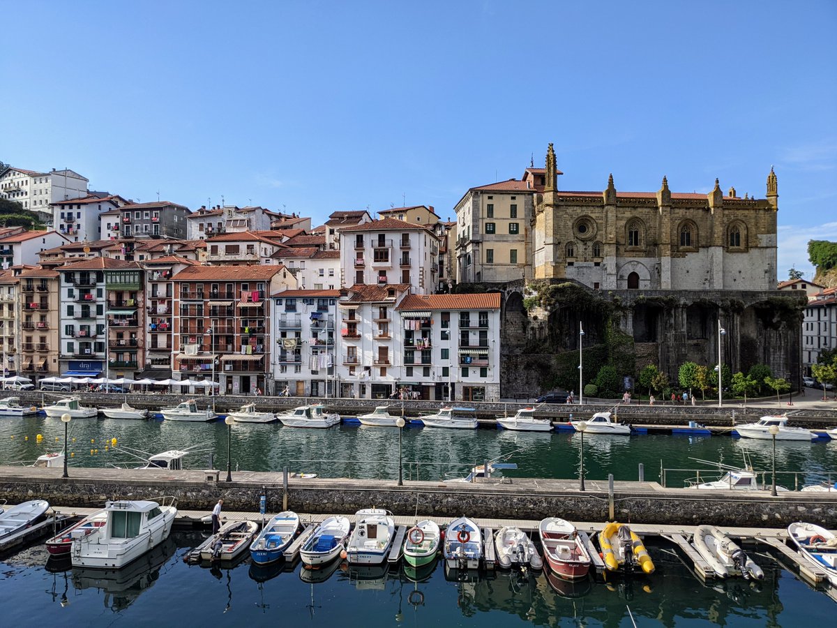 🎣 Arrantzale Eguna (Fishermen's Day) in Ondarroa! 

Today we celebrate seafaring tradition in a town with one of the most important ports in Bizkaia province 🙌

Come along and try a marmitako tuna stew, one of the typical dishes of this event 🍽️
ow.ly/GFlW50WEtnB
