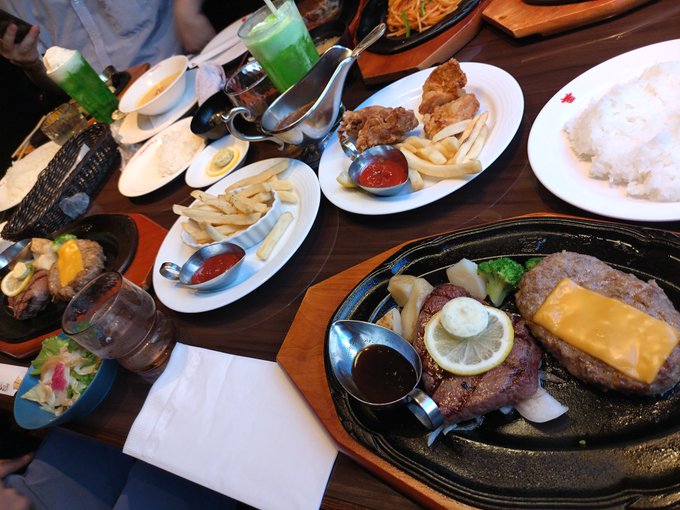 5人で肉&ツマミでテーブルが凄い事に😅 