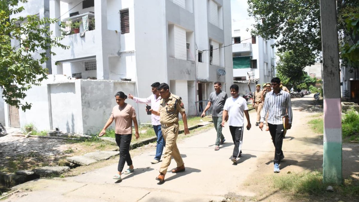 rampurpolice's tweet photo. #एसपी_रामपुर द्वारा रिजर्व पुलिस लाइन, रामपुर में बच्चा पार्क, म्यूजियम हॉल एंव आवासित भवनों के मरम्मत कार्य का निरीक्षण कर सम्बन्धित को आवश्यक निर्देश दिये गये । इस दौरान क्षेत्राधिकारी शाहबाद भी मौजूद रहे । 
#UPPolice 
#RampurPolice https://t.co/BdcHjOBtrV